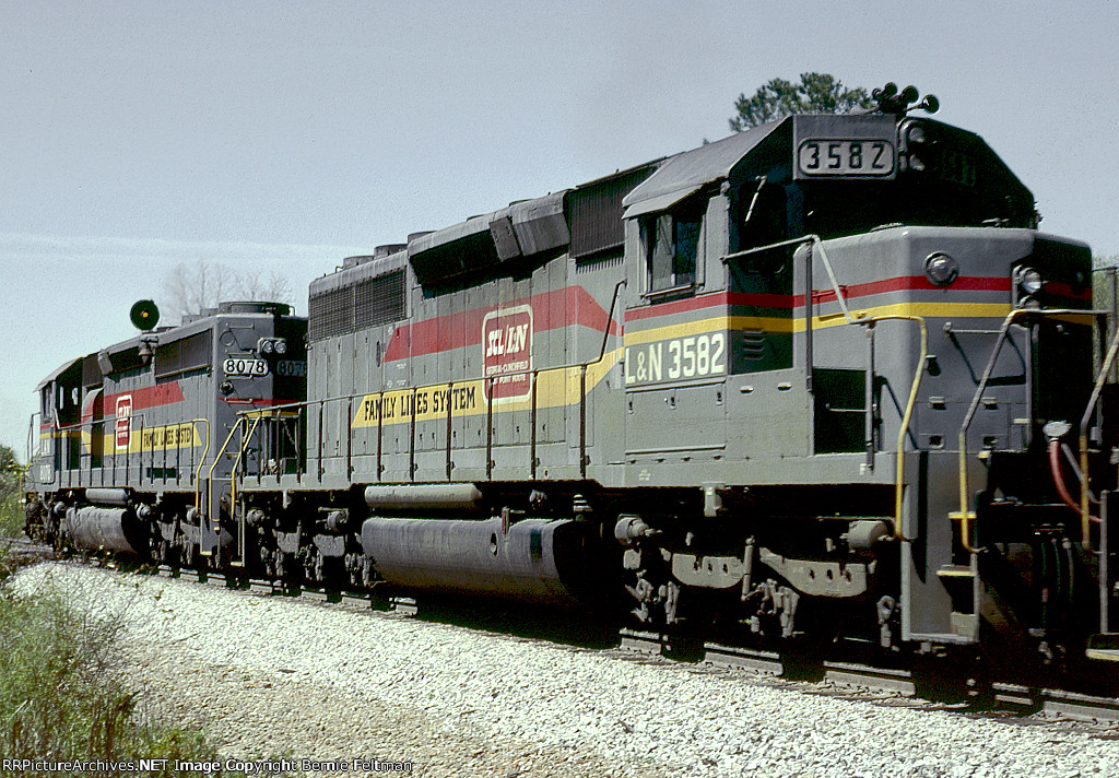 Louisville & Nashville SD40-2 #8078, leading a northbound hopper train past an advance approach signal at the south end of the siding